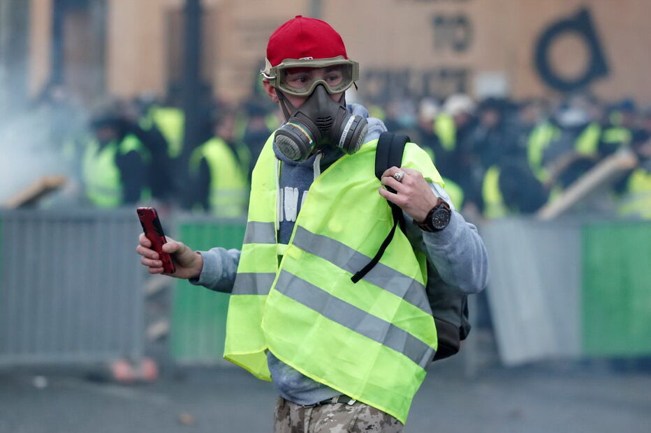 Polícia usa gás lacrimogéneo e canhões de água para dispersar manifestantes em Paris