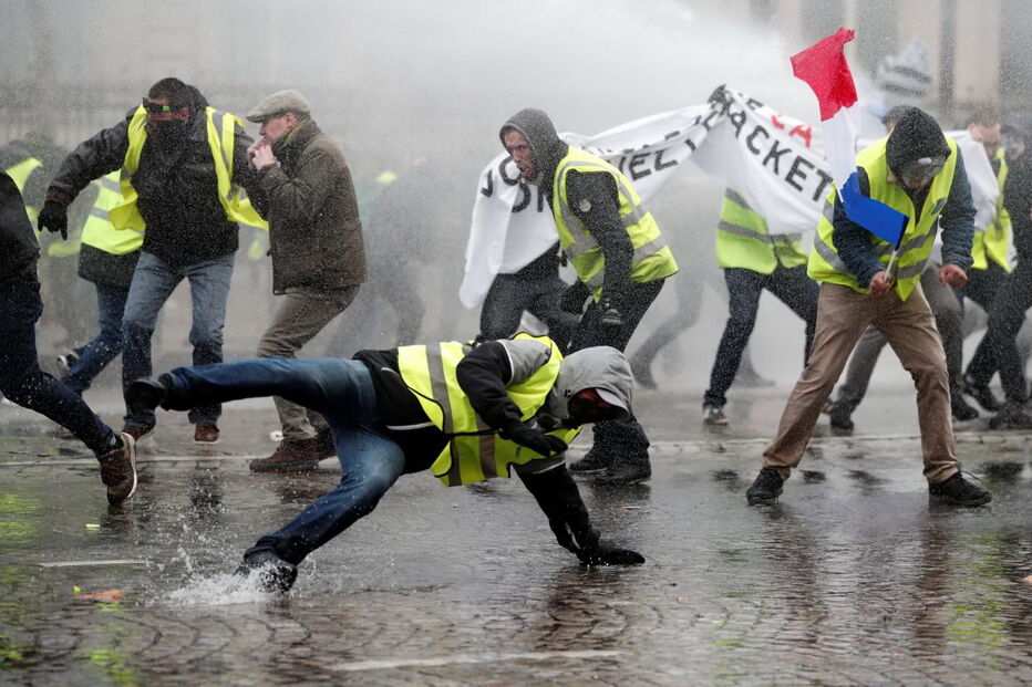 Polícia usa gás lacrimogéneo e canhões de água para dispersar manifestantes em Paris