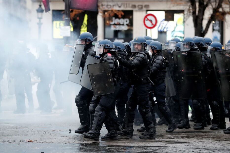 Polícia usa gás lacrimogéneo e canhões de água para dispersar manifestantes em Paris