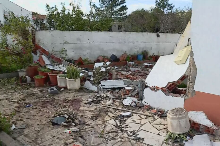 Homem morre em aparatoso despiste contra habitação em Aljezur