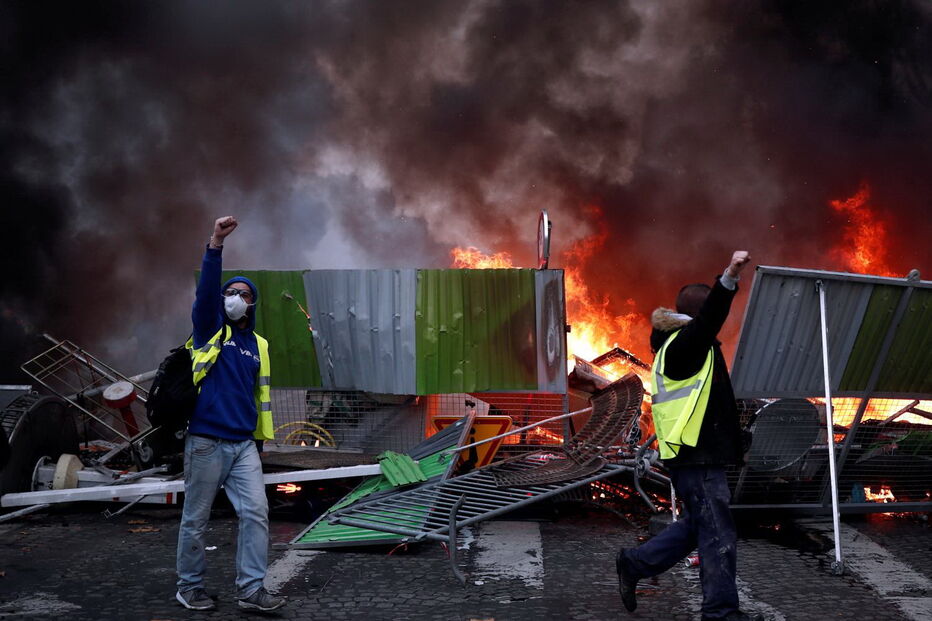 'Coletes amarelos' manifestam-se em Paris
