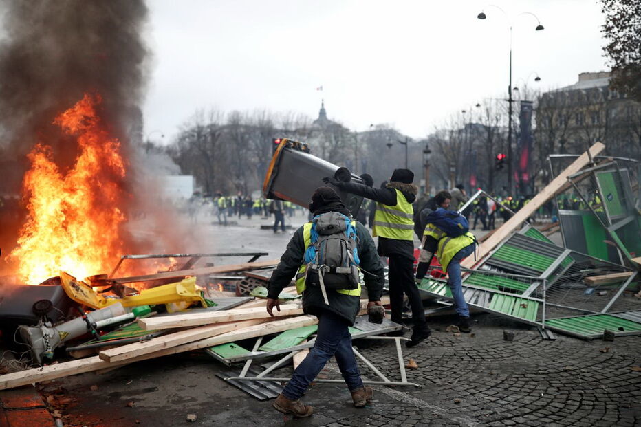 'Coletes amarelos' manifestam-se em Paris