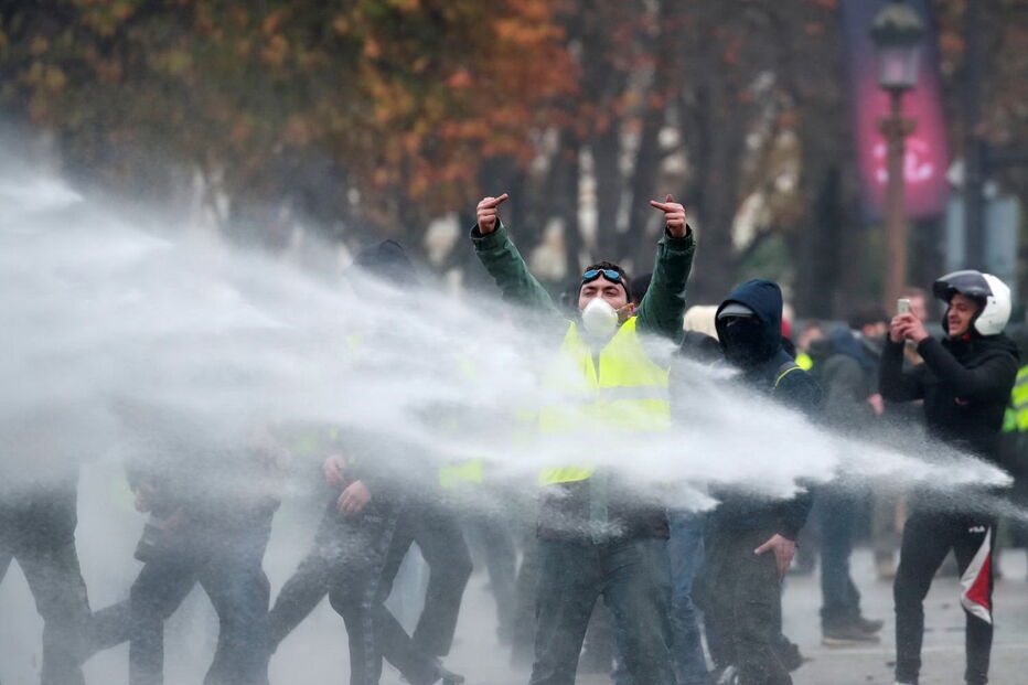 'Coletes amarelos' manifestam-se em Paris