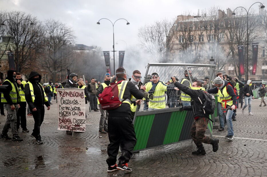 'Coletes amarelos' manifestam-se em Paris