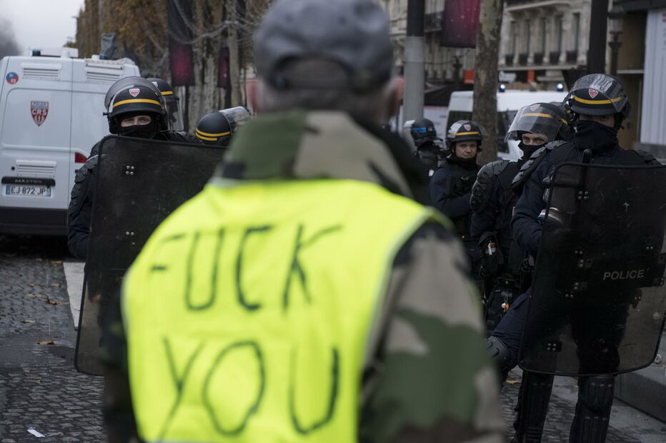 'Coletes amarelos' manifestam-se em Paris