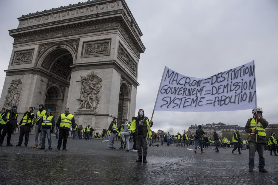 'Coletes amarelos' manifestam-se em Paris