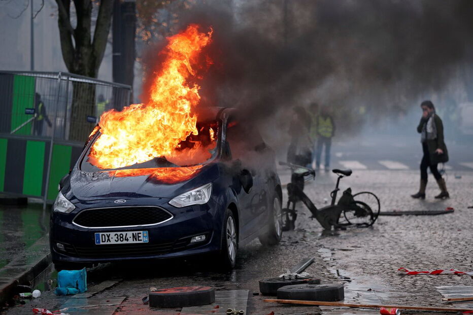 'Coletes amarelos' manifestam-se em Paris