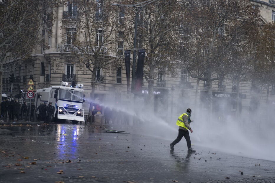 'Coletes amarelos' manifestam-se em Paris