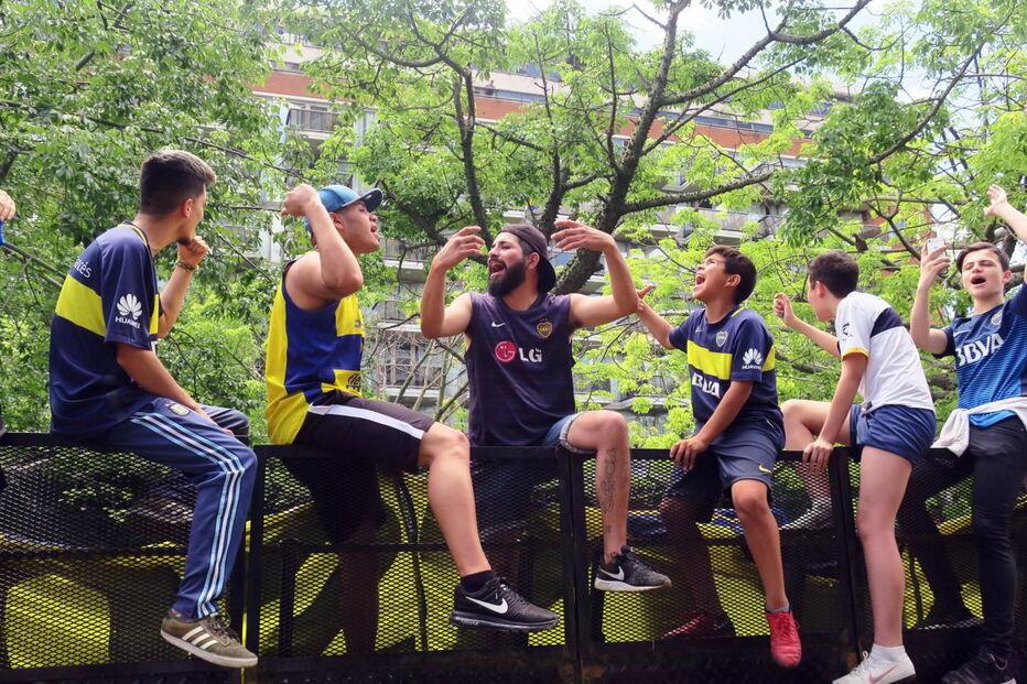 Autocarro do Boca Juniors apedrejado na chegada ao estádio do River Plate