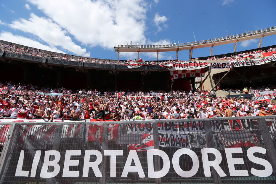 Autocarro do Boca Juniors apedrejado na chegada ao estádio do River Plate