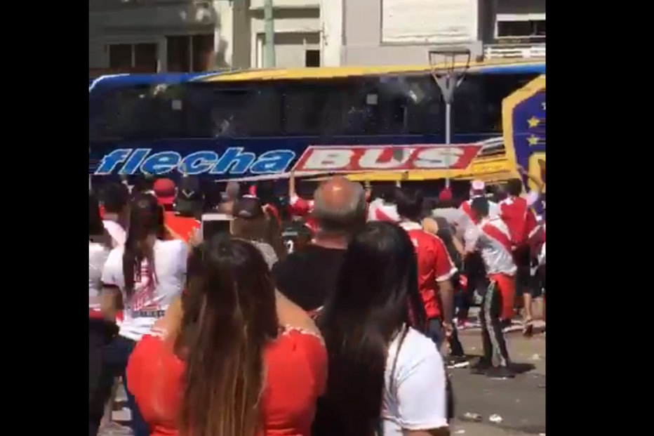 Autocarro do Boca Juniors apedrejado na chegada ao estádio do River Plate
