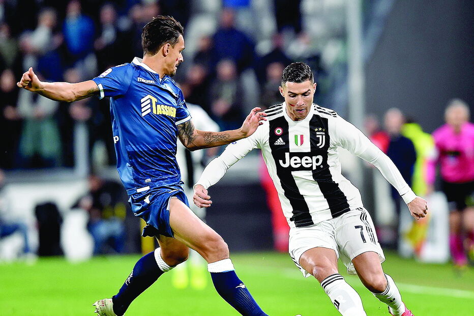 Ronaldo com a cara pintada, numa iniciativa contra a violência doméstica  