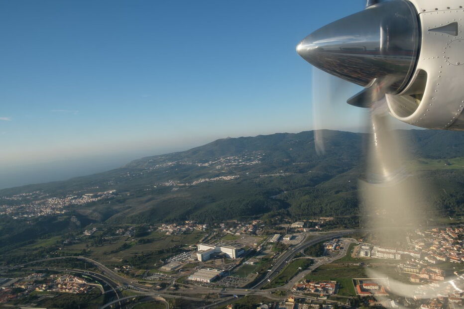 Ligação aérea Portimão-Bragança