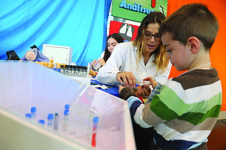 Crianças  aprendem, quase  em contexto real, o papel de um médico no 'Hospital dos Pequenitos'