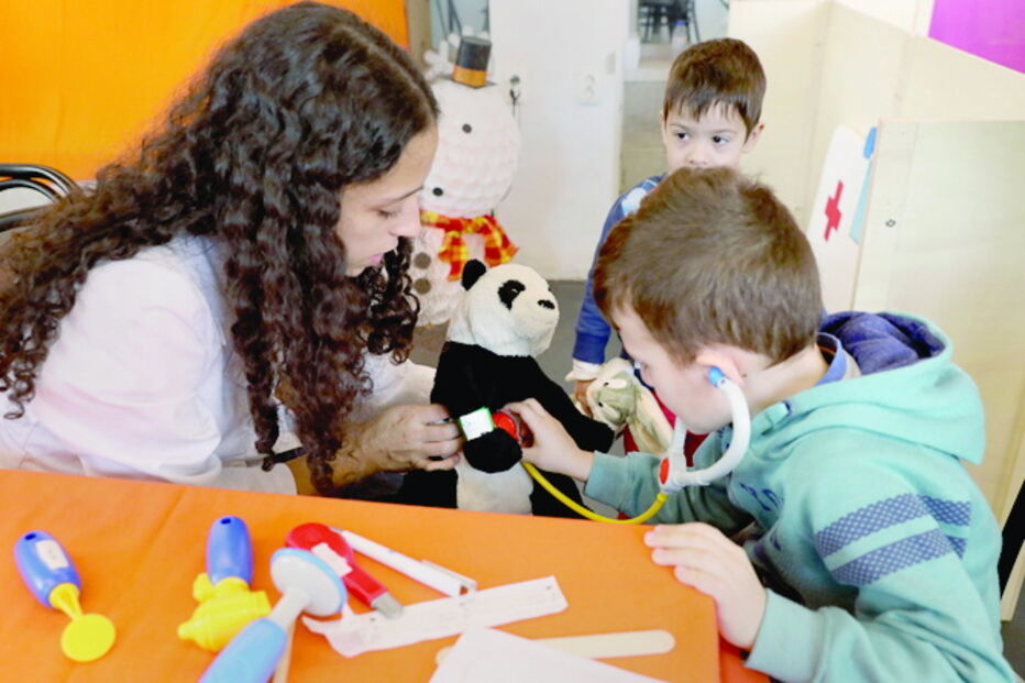 Crianças  aprendem, quase  em contexto real, o papel de um médico no 'Hospital dos Pequenitos'