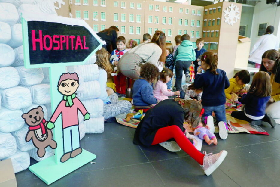 Crianças  aprendem, quase  em contexto real, o papel de um médico no 'Hospital dos Pequenitos'