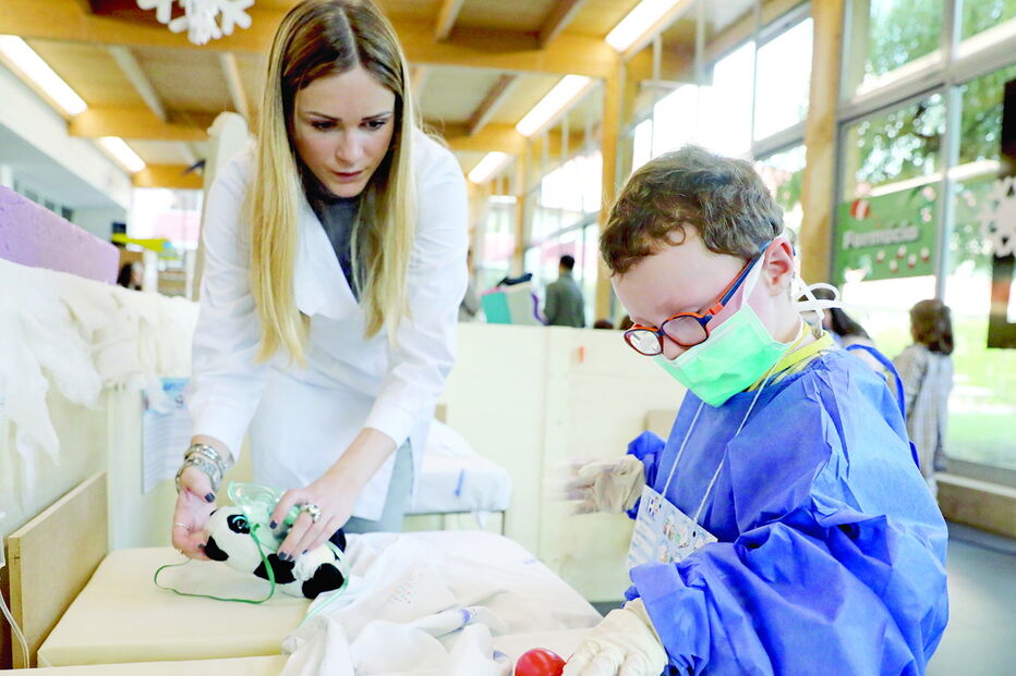 Crianças  aprendem, quase  em contexto real, o papel de um médico no 'Hospital dos Pequenitos'