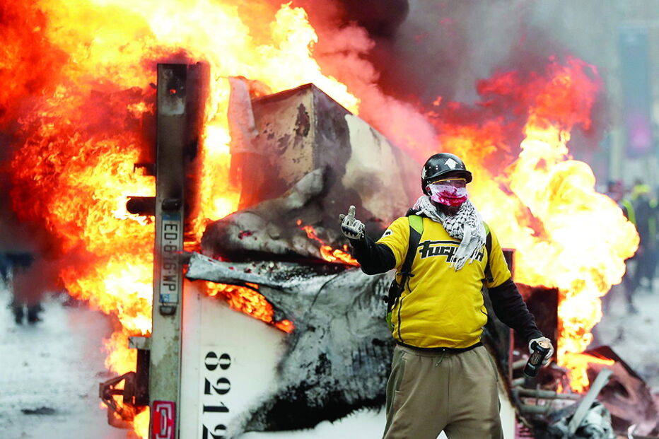 Manifestantes ergueram barricadas e enfrentaram a polícia em pleno centro de Paris