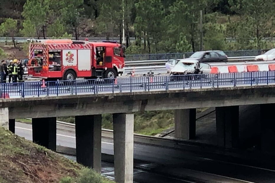 Acidente corta A8 na Malveira no sentido sul-norte