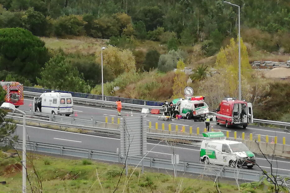 Acidente corta A8 na Malveira no sentido sul-norte