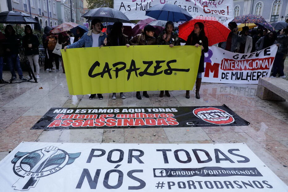 Participantes manifestam-se durante o Dia Internacional para a Eliminação da Violência contra as Mulheres