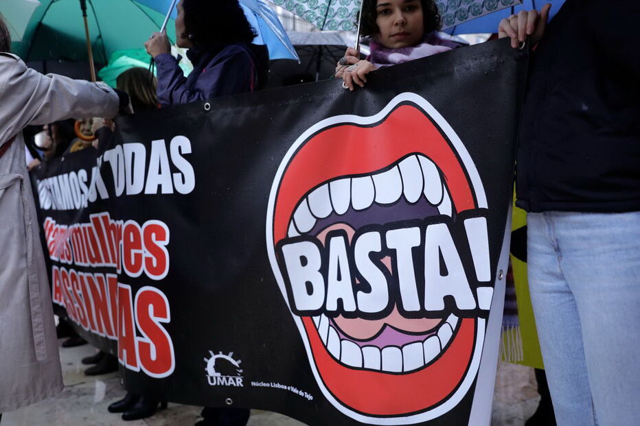 Participantes manifestam-se durante o Dia Internacional para a Eliminação da Violência contra as Mulheres