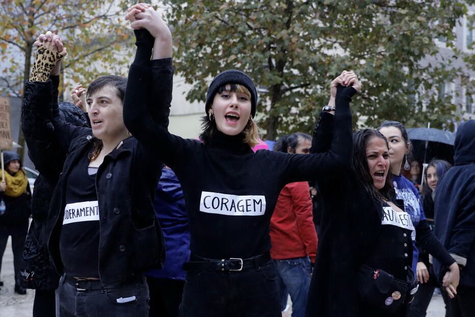 Participantes manifestam-se durante o Dia Internacional para a Eliminação da Violência contra as Mulheres