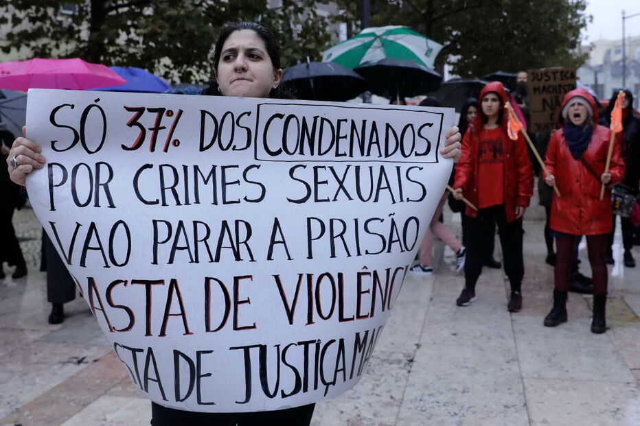 Participantes manifestam-se durante o Dia Internacional para a Eliminação da Violência contra as Mulheres