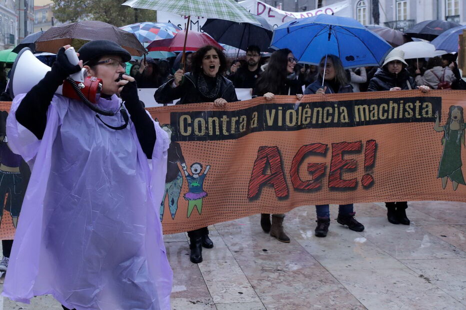 Participantes manifestam-se durante o Dia Internacional para a Eliminação da Violência contra as Mulheres