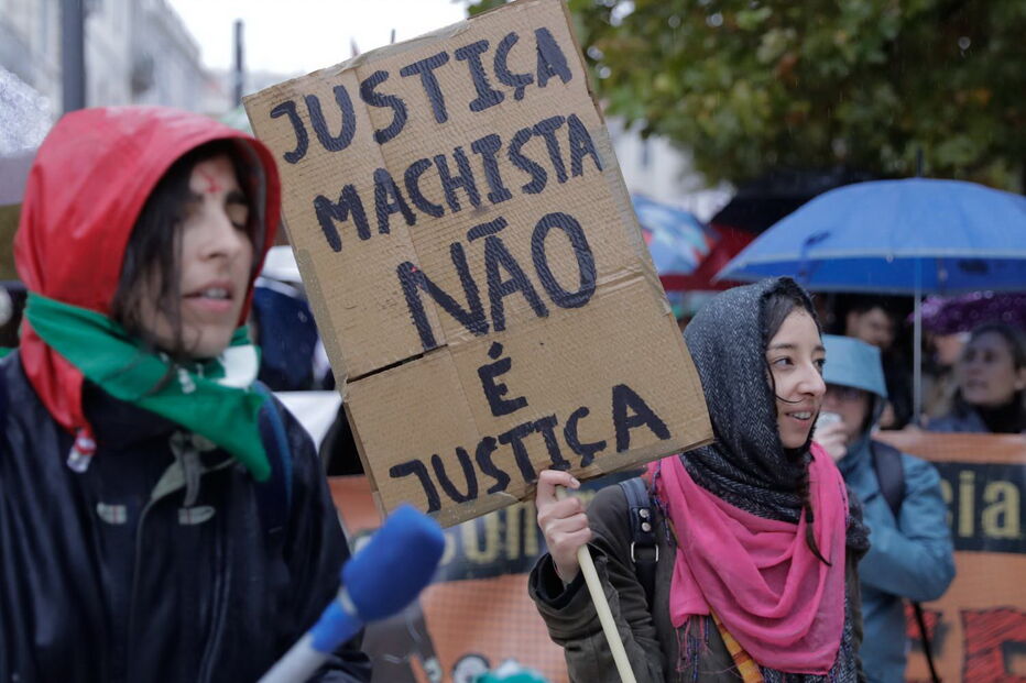 Participantes manifestam-se durante o Dia Internacional para a Eliminação da Violência contra as Mulheres
