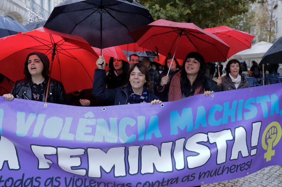 Participantes manifestam-se durante o Dia Internacional para a Eliminação da Violência contra as Mulheres