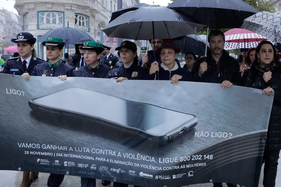 Participantes manifestam-se durante o Dia Internacional para a Eliminação da Violência contra as Mulheres