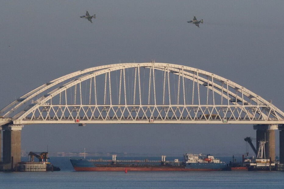 Forças especiais russas impedem passagem na ponte de Kerch ao largo da Crimeia