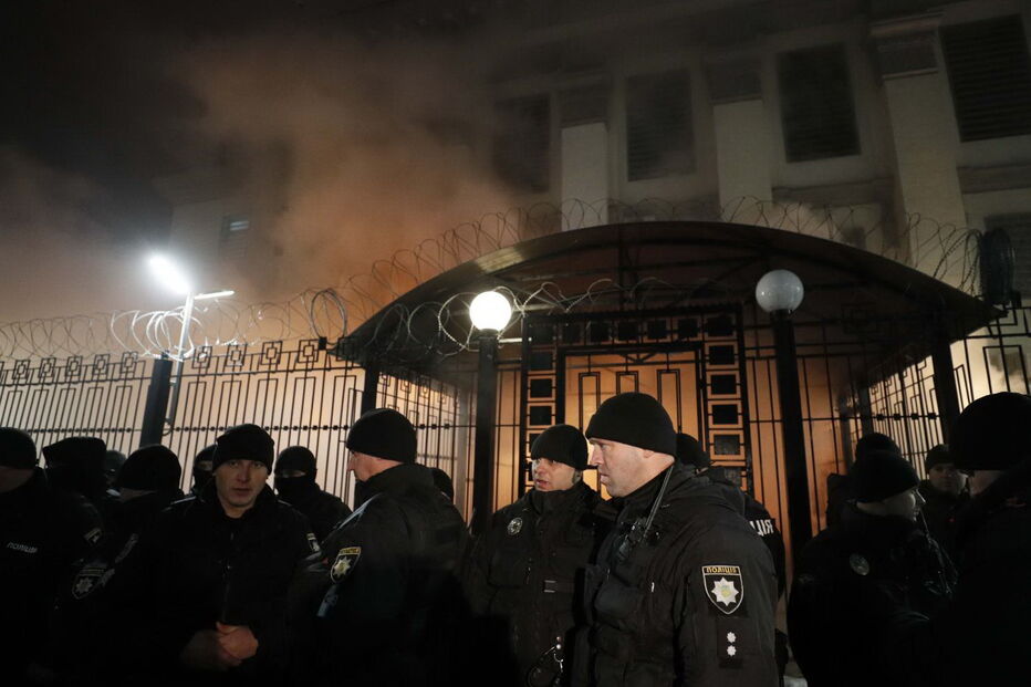 Protestos na embaixada russa em Kiev aumentam após ataque russo aos navios ucranianos