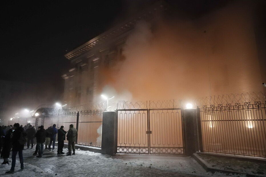 Protestos na embaixada russa em Kiev aumentam após ataque russo aos navios ucranianos