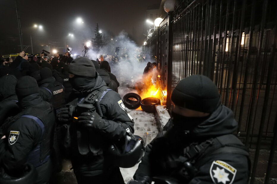 Protestos na embaixada russa em Kiev aumentam após ataque russo aos navios ucranianos