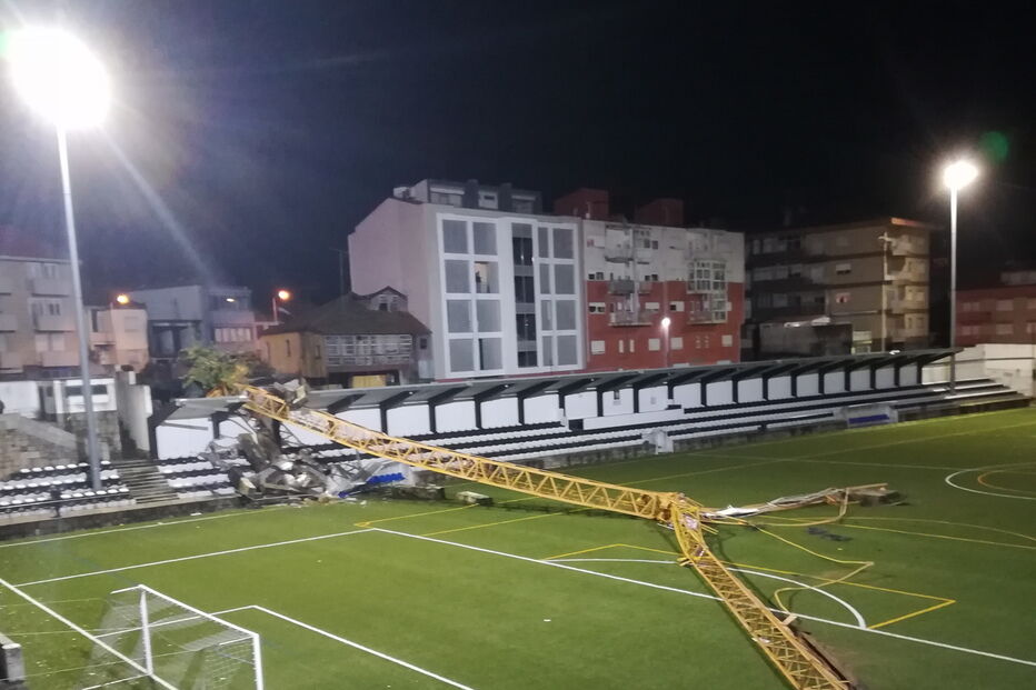 Mau tempo faz tombar grua para dentro de campo de futebol em Vila Real