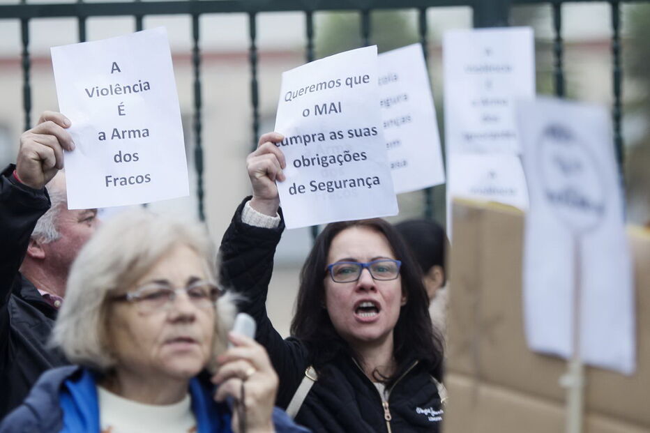 Protestos na EB 2,3 Mário de Sá Carneiro, em Camarate, Loures