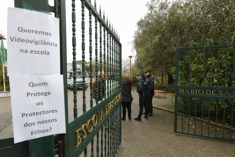 Protestos na EB 2,3 Mário de Sá Carneiro, em Camarate, Loures
