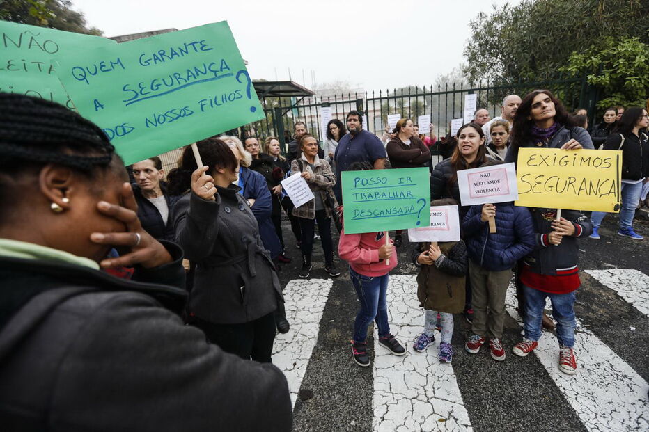 Protestos na EB 2,3 Mário de Sá Carneiro, em Camarate, Loures