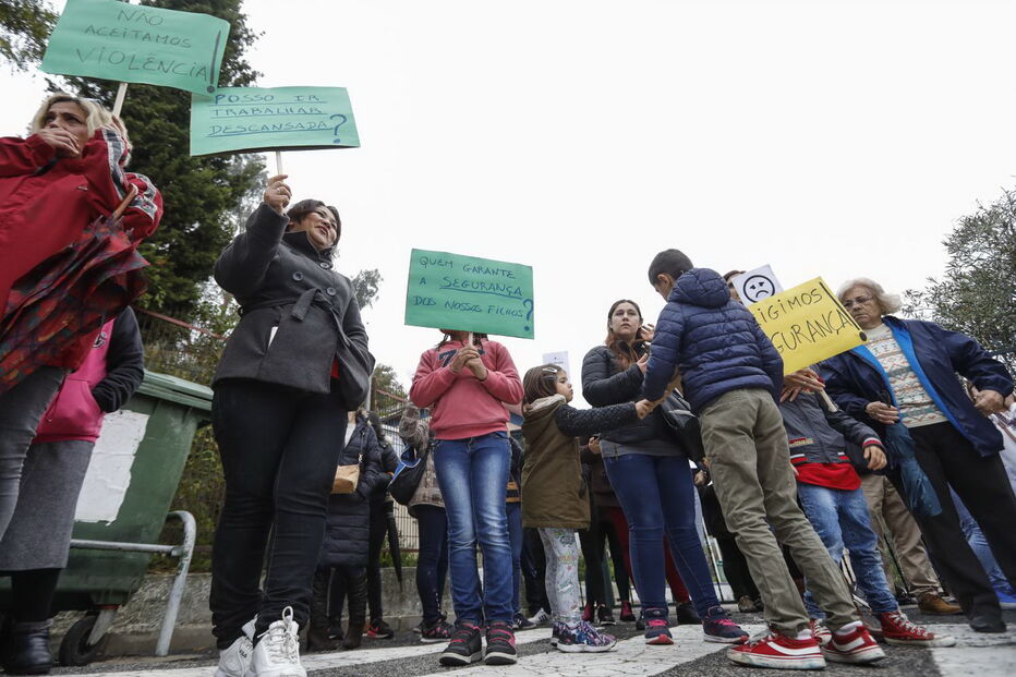 Protestos na EB 2,3 Mário de Sá Carneiro, em Camarate, Loures
