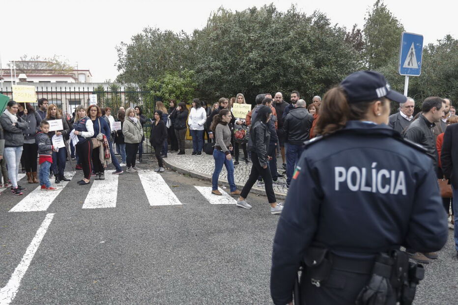 Protestos na EB 2,3 Mário de Sá Carneiro, em Camarate, Loures