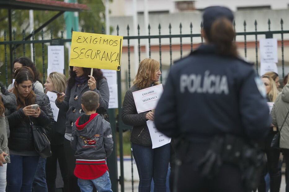 Protestos na EB 2,3 Mário de Sá Carneiro, em Camarate, Loures