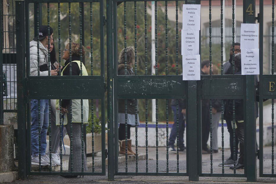 Protestos na EB 2,3 Mário de Sá Carneiro, em Camarate, Loures