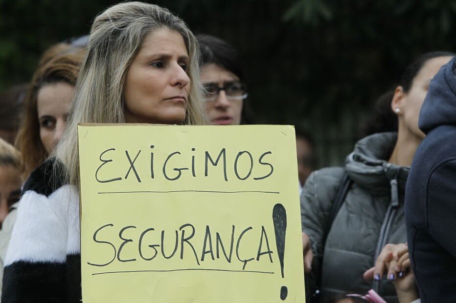 Protestos na EB 2,3 Mário de Sá Carneiro, em Camarate, Loures