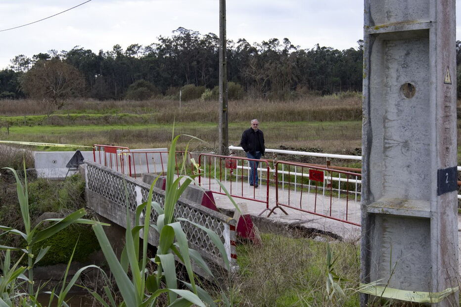 Pontão em risco de ruir cortado ao trânsito na Marinha Grande