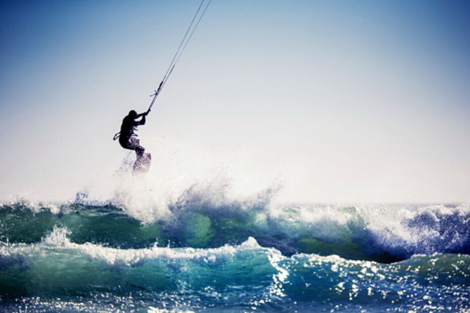 Praticante de Kitesurf no mar