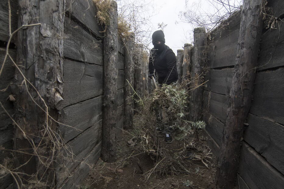 Crianças ucranianas constroem trincheiras, na cidade de Mariupol, para ajudar militares