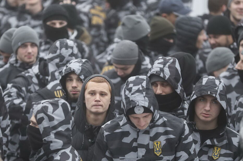 Nacionalistas ucranianos manifestam-se em frente ao escritório do Presidente da Ucrânia