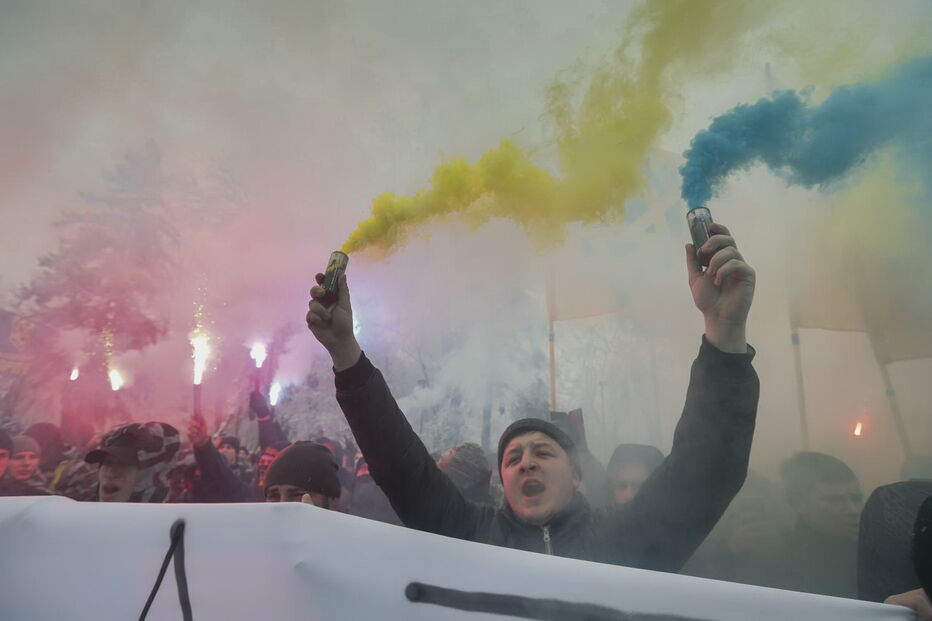 Nacionalistas ucranianos manifestam-se em frente ao escritório do Presidente da Ucrânia